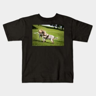 Play fight in the fields Spinoni Kids T-Shirt